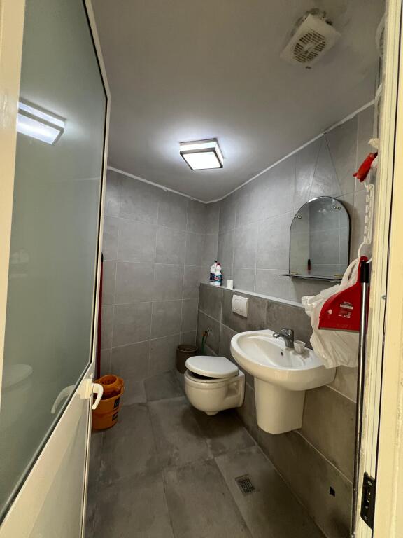 AFFITTASI Locale Commerciale 📍Via Barrikadave 🏢Piano: 0 📐Superficie: 55m² 💶Prezzo: 700€