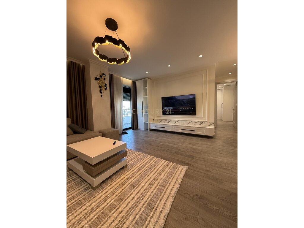Vendiamo Super Appartamento 2+1+2 Insieme a 2 garage Vicino alla scuola 'Qemal Mici' 205.000 €