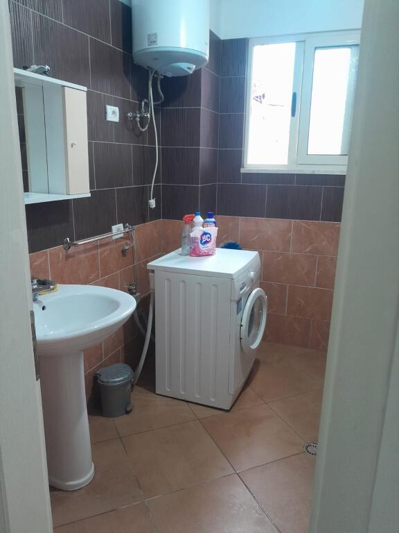 🏢In the Shkoze area, the Tom Doshi Complex offers for rent a 1+1 apartment, furnished. 370 Euro