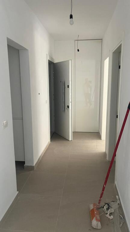 Jepet me qera 2+1  MOBILUAR SHKOLLA KUQE 700 EU