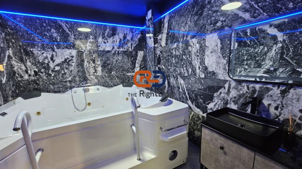 Tek Komuna E Parisit, Shitet Super Apartament 2+1+2 Totalisht I Investuar !!