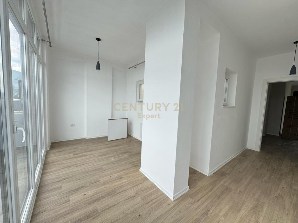 We rent a 2+1 apartment at the end of Bulevardi i Ri!