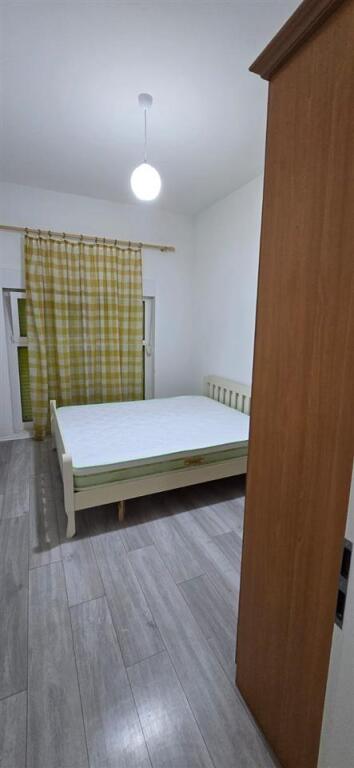 Ne zonen e Ali Demit,Kompleksi Mangalem,jepet me qera apartament 2+1,i mobiluar 45,000Leke    