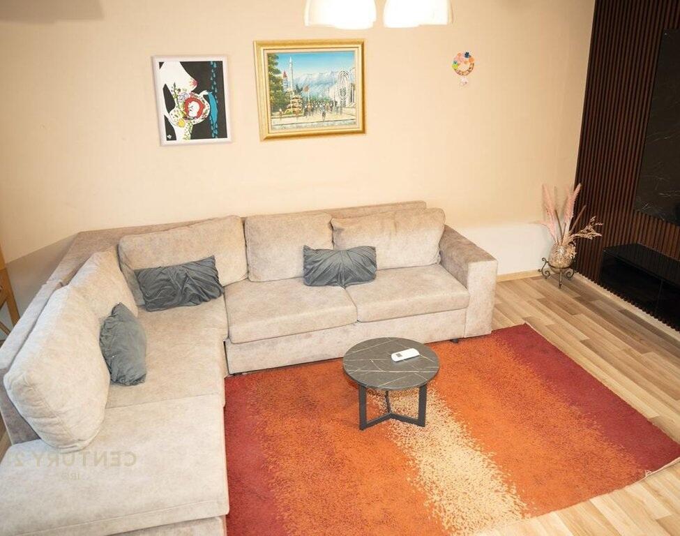 Apartament i mobiluar me qera në Rrugën Irfan Tomini, pranë Unazës së Vogël