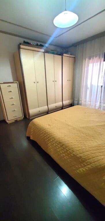 🏢Ne zonen e Kodres se Diellit,Rr.Abraham Lincoln,prane jepet me qera apartament 2+1,i mobiluar.60,000Leke