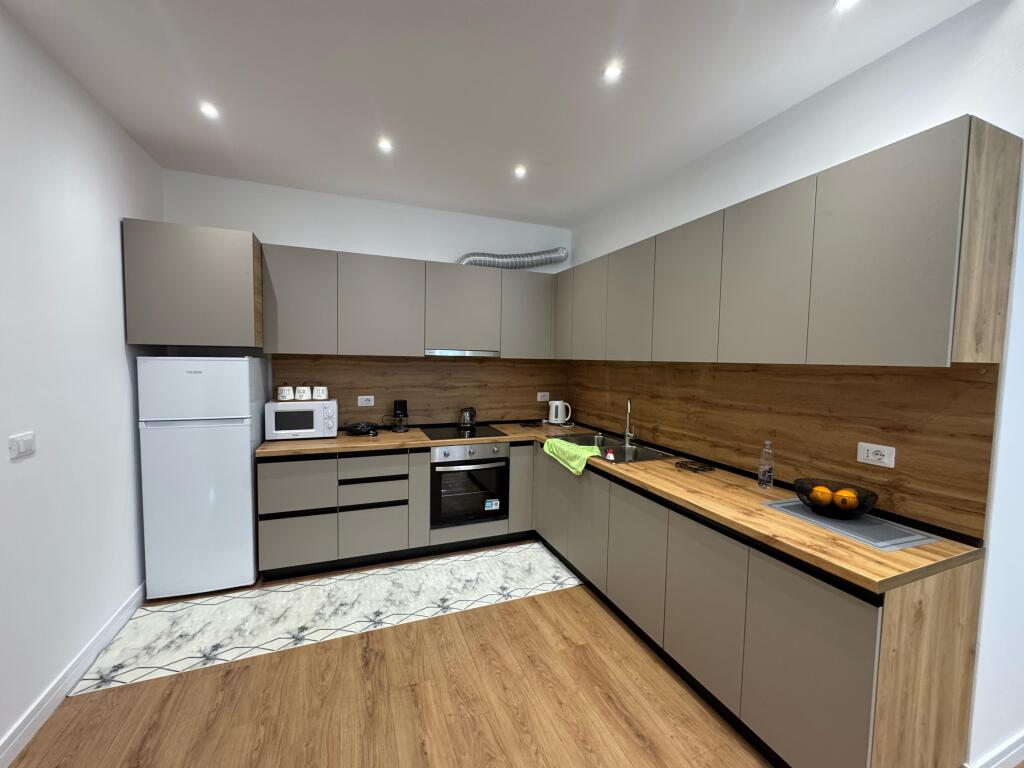 🏡 Jepet me Qira Apartament 2+1 me Parkim – Zona 5 Maji, Tiranë  📍 Lokacioni: Zona 5 Maji, një nga zonat  në zhvillim të Tiranës 🏢 Kati: 7 🏗️ Pallat i Ri me ashensor 📐 Tipologjia:  • 2 Dhoma Gjumi  • Sallon + Kuzhinë e përbashkët  • 1 Banjo  • 1 Ballkon 🚗 Përfshihet vend parkimi  💶 Çmimi Mujor: 800€  ✅ Apartamenti është i mobiluar, ndriçim natyral shumë i mirë, organizim funksional i hapësirës dhe ndodhet në një zonë të aksesueshme me të gjitha shërbimet pranë: markete, farmaci, shkolla etj.  📞 Për më shumë informacion ose për të organizuar një vizitë, kontaktoni në