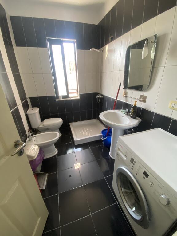 2+1,imobiluar ne yzberisht,te unik bar,cmimi 500 euro