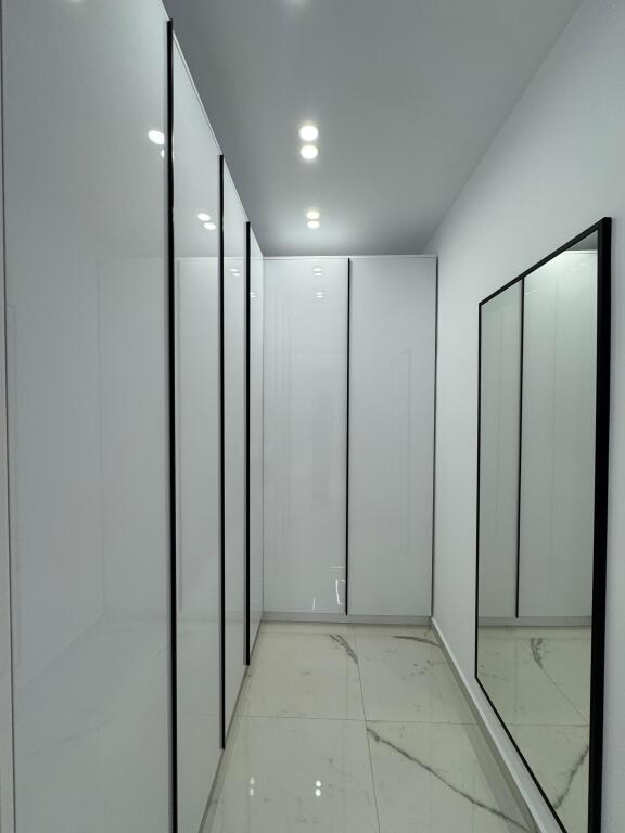 Apartament modern 1+1 per qira  me parkim  Kodra e Diellit Arredim modern Orientim me diell Pamje nga kopshti botanik Kati i 5    Cmimi: 700 euro/muaj