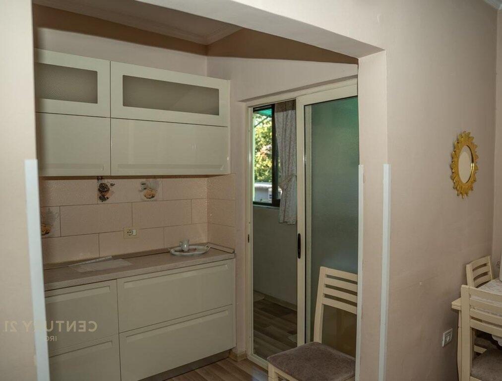 Apartament i mobiluar me qera në Rrugën Irfan Tomini, pranë Unazës së Vogël