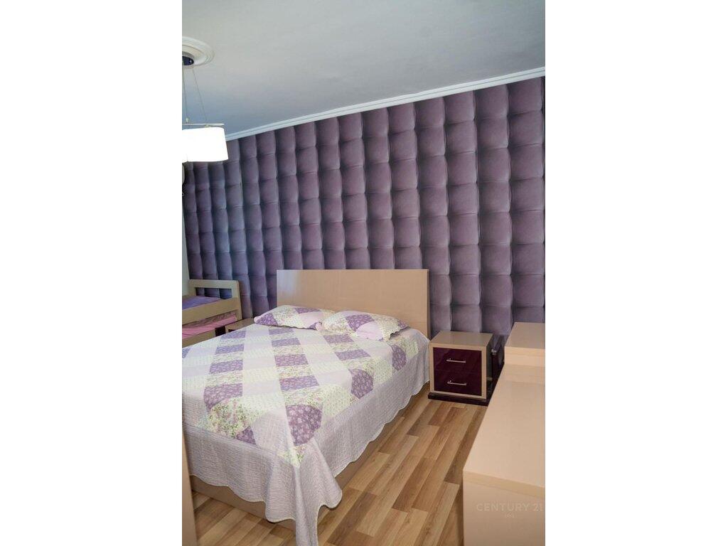Apartament i mobiluar me qera në Rrugën Irfan Tomini, pranë Unazës së Vogël 525 € /Muaj