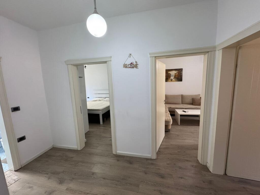 Shitet apartament 2+1 tek Komuna e Parisit