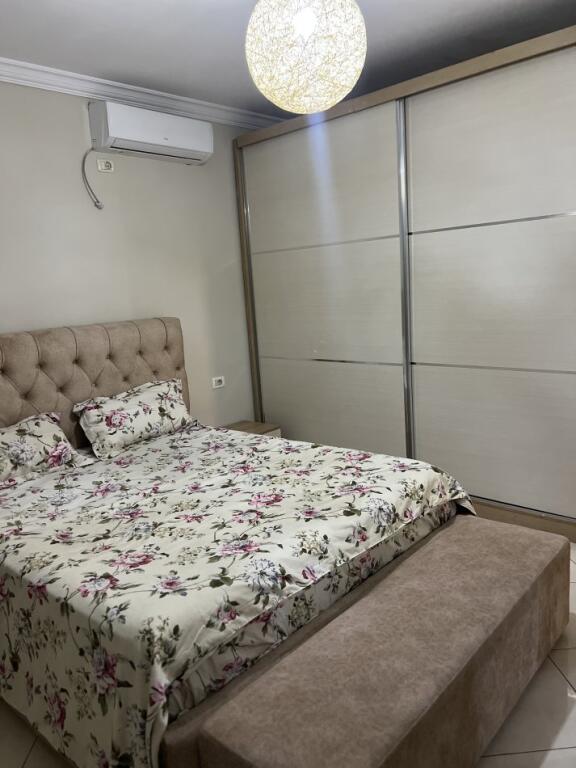 Jepet shtepi  me qera 1+1 tek Porcelani;