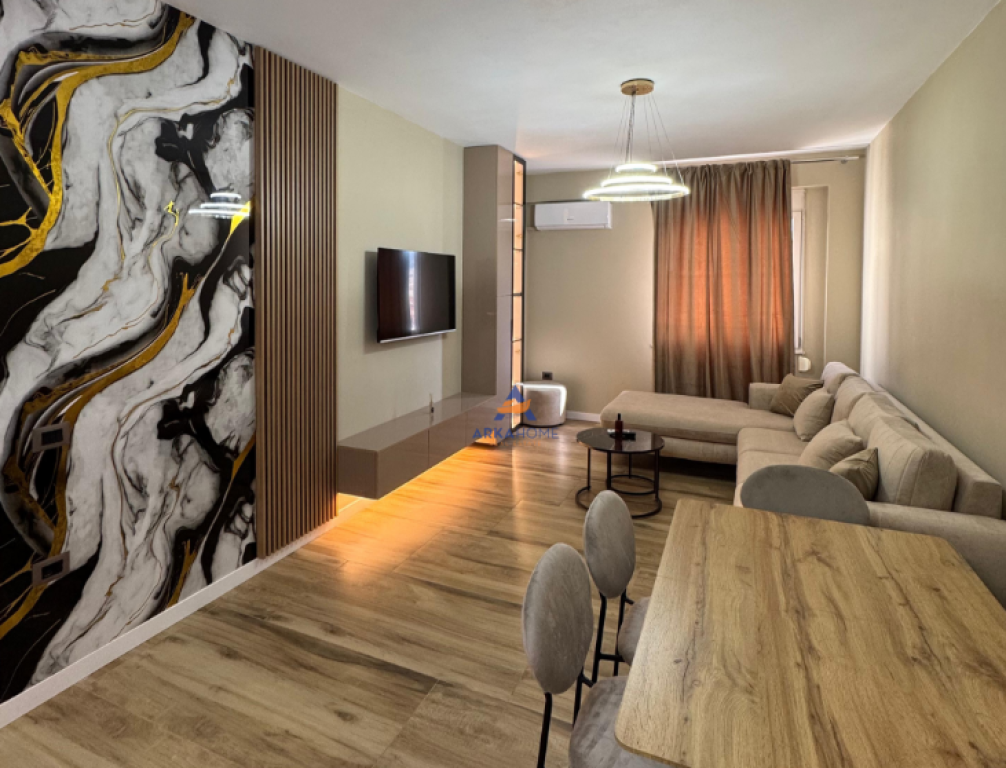 JEPET APARTAMENT ME QERA 1+1+BALLKON "KOMPLEKSI STAR, ISH PARKU I AUTOBUZAVE" 600 EURO.