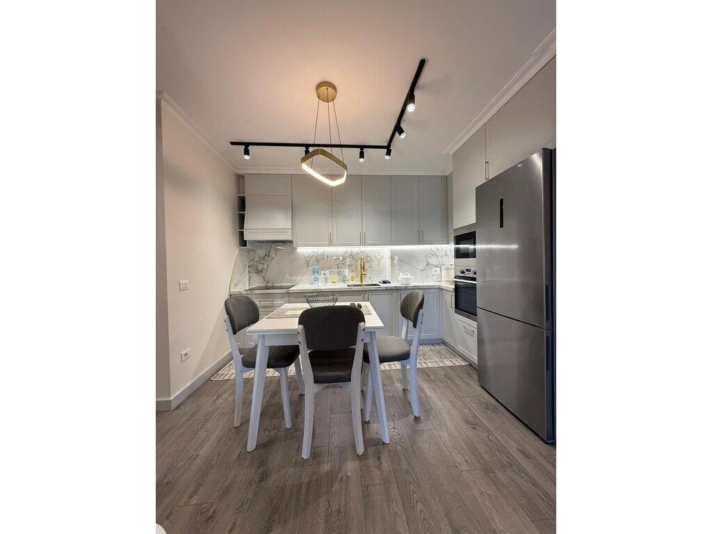 Vendiamo Super Appartamento 2+1+2 Insieme a 2 garage Vicino alla scuola 'Qemal Mici' 205.000 €