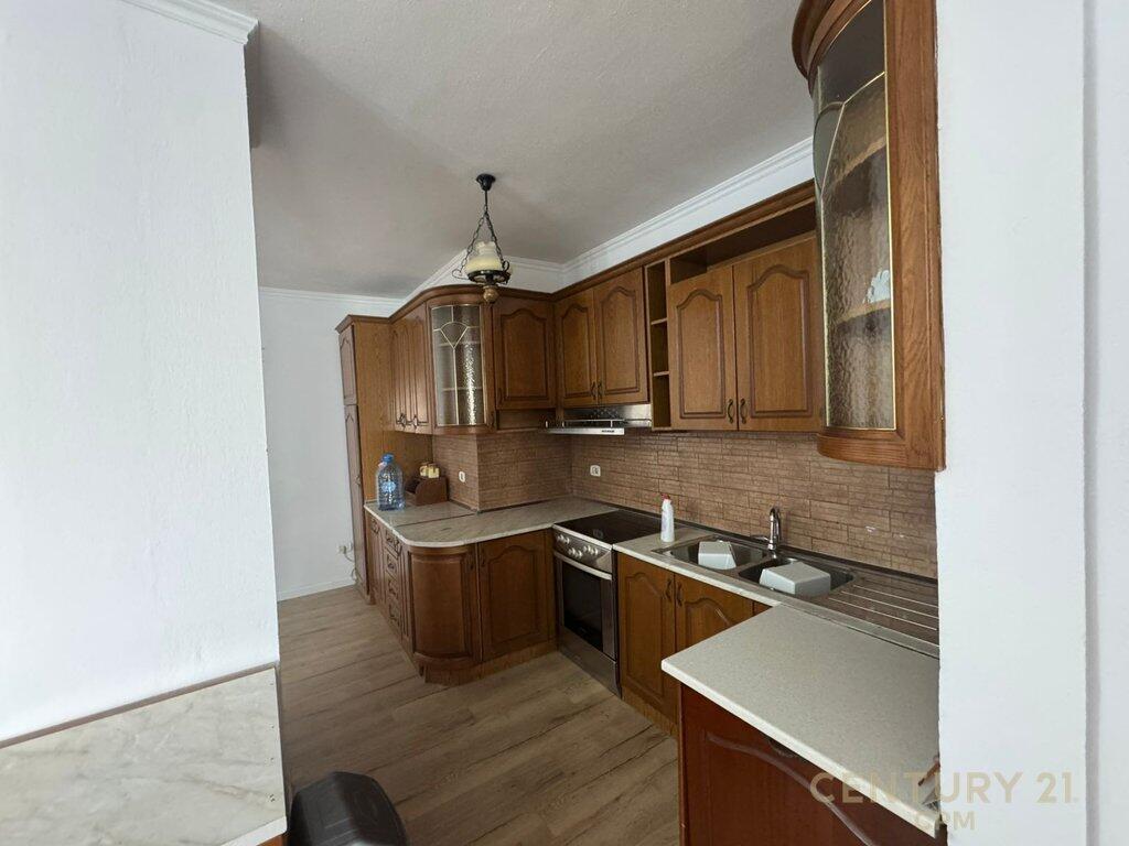 APPARTAMENTO 3+1+2 PRESSO 21 DHJETORI! 300,000 €