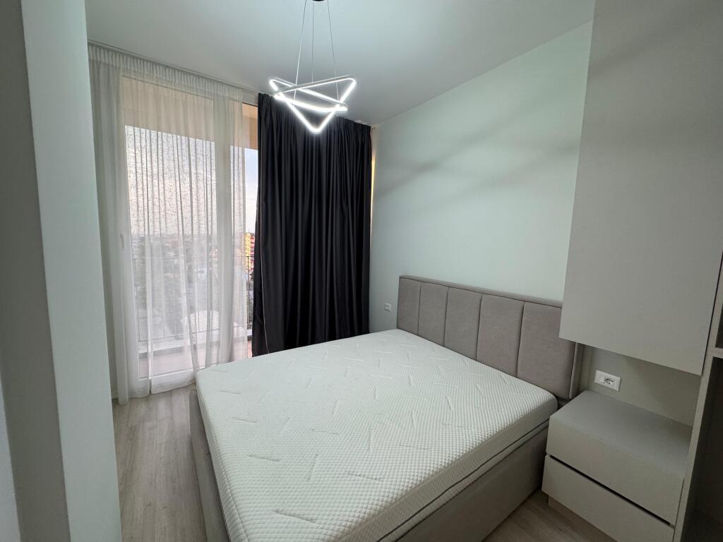 ✨ Apartament me qira – 1+1 + ballkon + parkim ✨  📍 Rr. Riza Cerova, kryqëzimi me Rr. 4 Dëshmorët  🏢 Pallat i ri (2023), kati 9  📐 55 m² | 🛋️ I mobiluar totalisht | 🚗 Vend parkimi në katin -2   Gati për banim, me punime cilësore shtesë! Cmimi 750€ I diskutueshem    📩 Për më shumë info ose vizitë, kontakto në D