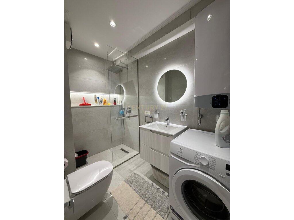 Vendiamo Super Appartamento 2+1+2 Insieme a 2 garage Vicino alla scuola 'Qemal Mici' 205.000 €