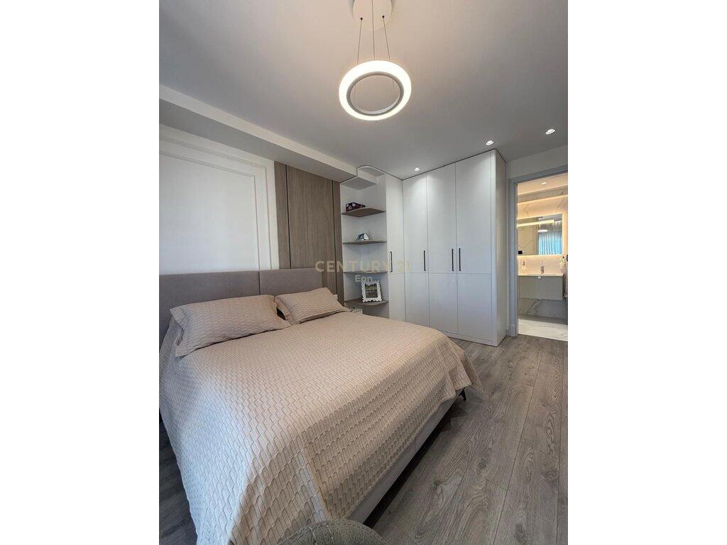 Vendiamo Super Appartamento 2+1+2 Insieme a 2 garage Vicino alla scuola 'Qemal Mici' 205.000 €