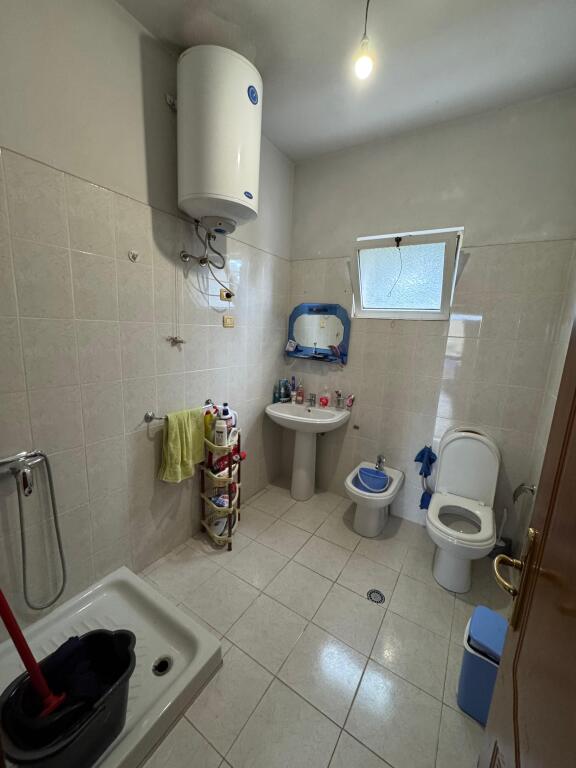Shitet apartament 2+1  Kati 3 godine private (Kati fundit )  Shitet e mobiluar  Siperfaqe totale 125 m2  Siperfaqe neto 109.9 m2  Cmimi 140 milion leke  Alidem prane Tregut te ri elektrik