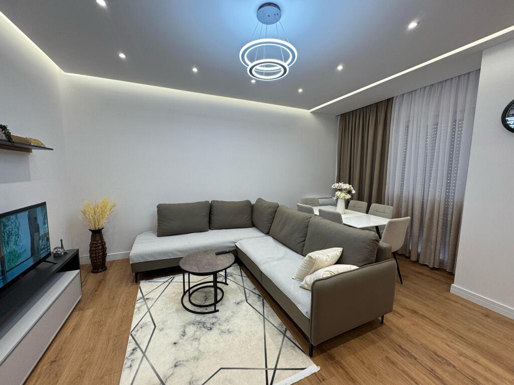 🏡 Jepet me Qira Apartament 2+1 me Parkim – Zona 5 Maji, Tiranë  📍 Lokacioni: Zona 5 Maji, një nga zonat  në zhvillim të Tiranës 🏢 Kati: 7 🏗️ Pallat i Ri me ashensor 📐 Tipologjia:  • 2 Dhoma Gjumi  • Sallon + Kuzhinë e përbashkët  • 1 Banjo  • 1 Ballkon 🚗 Përfshihet vend parkimi  💶 Çmimi Mujor: 800€  ✅ Apartamenti është i mobiluar, ndriçim natyral shumë i mirë, organizim funksional i hapësirës dhe ndodhet në një zonë të aksesueshme me të gjitha shërbimet pranë: markete, farmaci, shkolla etj.  📞 Për më shumë informacion ose për të organizuar një vizitë, kontaktoni në
