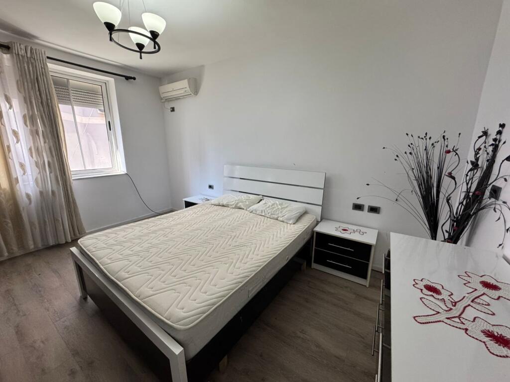 Shitet apartament 2+1 tek Komuna e Parisit