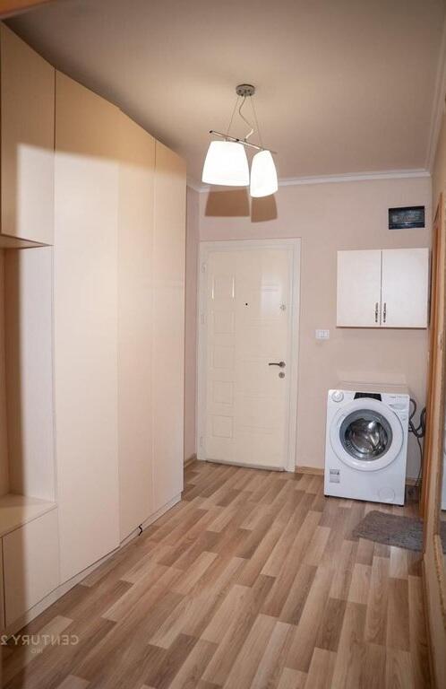 Apartament i mobiluar me qera në Rrugën Irfan Tomini, pranë Unazës së Vogël