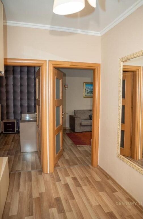 Apartament i mobiluar me qera në Rrugën Irfan Tomini, pranë Unazës së Vogël