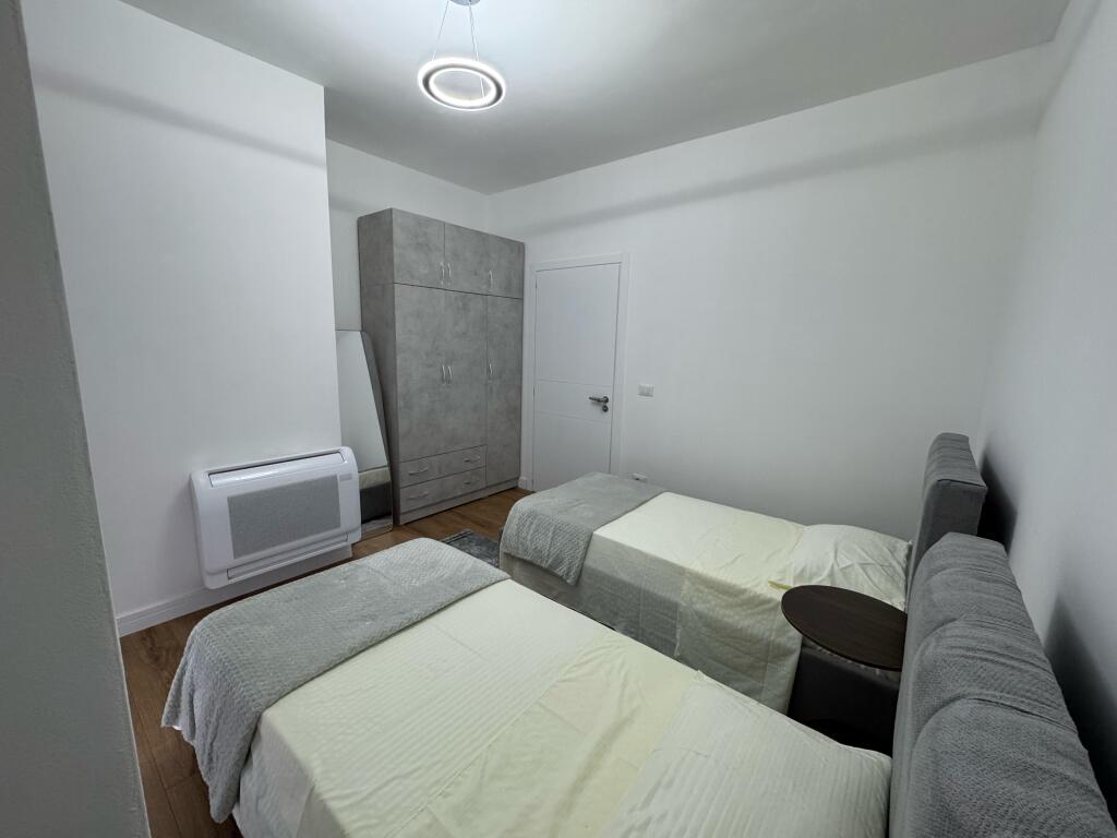 🏡 Jepet me Qira Apartament 2+1 me Parkim – Zona 5 Maji, Tiranë  📍 Lokacioni: Zona 5 Maji, një nga zonat  në zhvillim të Tiranës 🏢 Kati: 7 🏗️ Pallat i Ri me ashensor 📐 Tipologjia:  • 2 Dhoma Gjumi  • Sallon + Kuzhinë e përbashkët  • 1 Banjo  • 1 Ballkon 🚗 Përfshihet vend parkimi  💶 Çmimi Mujor: 800€  ✅ Apartamenti është i mobiluar, ndriçim natyral shumë i mirë, organizim funksional i hapësirës dhe ndodhet në një zonë të aksesueshme me të gjitha shërbimet pranë: markete, farmaci, shkolla etj.  📞 Për më shumë informacion ose për të organizuar një vizitë, kontaktoni në