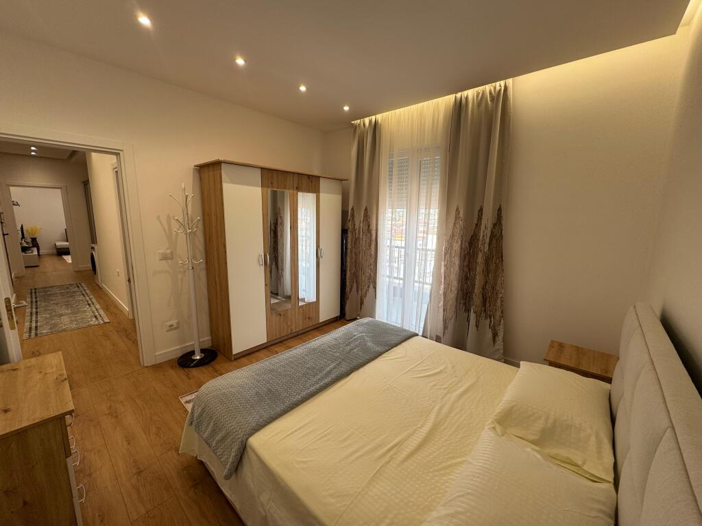 🏡 Jepet me Qira Apartament 2+1 me Parkim – Zona 5 Maji, Tiranë  📍 Lokacioni: Zona 5 Maji, një nga zonat  në zhvillim të Tiranës 🏢 Kati: 7 🏗️ Pallat i Ri me ashensor 📐 Tipologjia:  • 2 Dhoma Gjumi  • Sallon + Kuzhinë e përbashkët  • 1 Banjo  • 1 Ballkon 🚗 Përfshihet vend parkimi  💶 Çmimi Mujor: 800€  ✅ Apartamenti është i mobiluar, ndriçim natyral shumë i mirë, organizim funksional i hapësirës dhe ndodhet në një zonë të aksesueshme me të gjitha shërbimet pranë: markete, farmaci, shkolla etj.  📞 Për më shumë informacion ose për të organizuar një vizitë, kontaktoni në