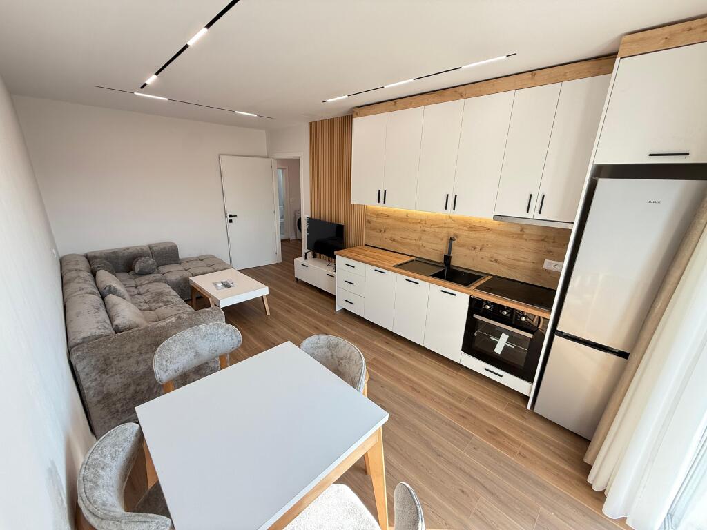 ✨ Occasion ✨ 🏡 Apartment 2+1 with veranda for sale 📍 Kinostudio – Rr. Myslym Keta, Tirana  📐 80 m² | 🛋️ Modern &amp; luxury furnishing (uninhabited) 🛁 Bathroom with window | 🌅 Panoramic veranda 🏗️ 5th floor (last) – insulated slab, red brick building (no elevator) 🔨 Renovated &amp; invested in details | East–West orientation 🏦 Possibility to buy with bank credit  💶 Price: 115,000 € (from 125,000 €) also with bank credit 🌅 Orientation: East – West with open view  💶 Price: 125,000 €
