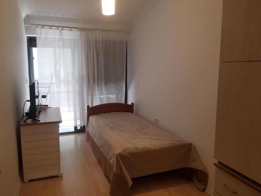Jepet apartament 2+1 me qera ne Bllok tek Pallatet Agimi