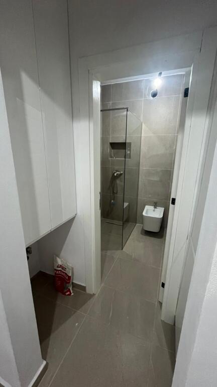 Jepet me qera 2+1  MOBILUAR SHKOLLA KUQE 700 EU