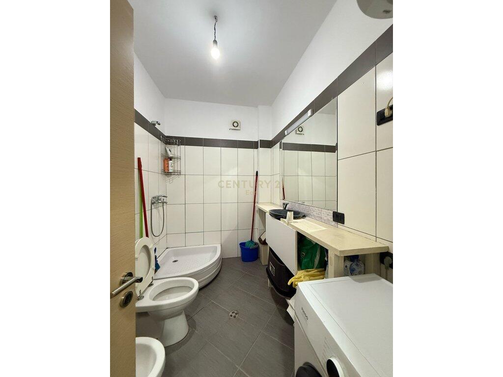 Jepet Me Qera Apartament 2+1 me Verande te Vila e Zogut, Durrës - 450€ | 100m²