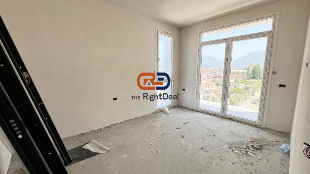 Tek Bulevardi I Ri, Shitet Apartament 1+1 Me Planimetri Te Rregullt!!