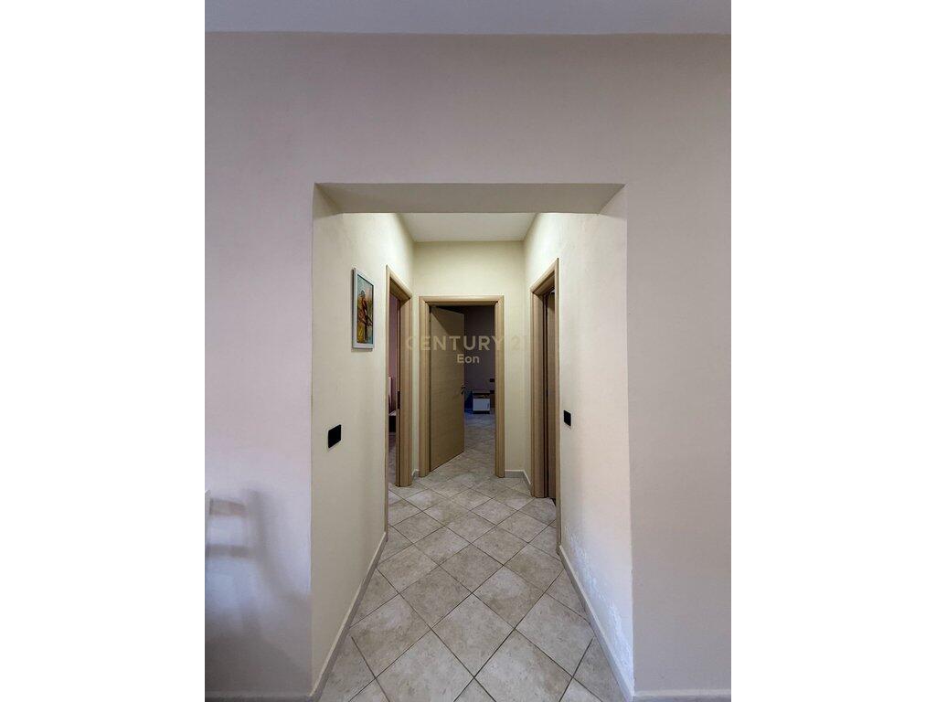 Jepet Me Qera Apartament 2+1 me Verande te Vila e Zogut, Durrës - 450€ | 100m²