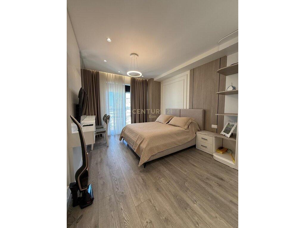 Vendiamo Super Appartamento 2+1+2 Insieme a 2 garage Vicino alla scuola 'Qemal Mici' 205.000 €