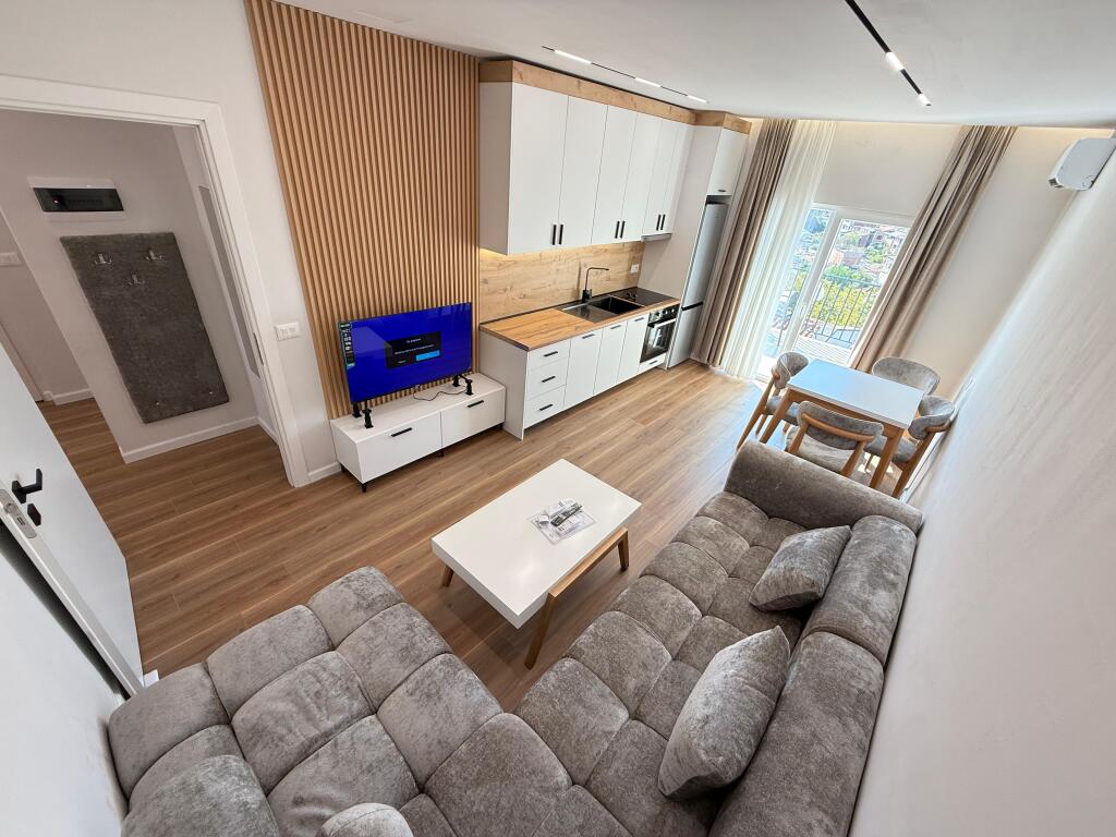 ✨ Occasion ✨ 🏡 Apartment 2+1 with veranda for sale 📍 Kinostudio – Rr. Myslym Keta, Tirana  📐 80 m² | 🛋️ Modern &amp; luxury furnishing (uninhabited) 🛁 Bathroom with window | 🌅 Panoramic veranda 🏗️ 5th floor (last) – insulated slab, red brick building (no elevator) 🔨 Renovated &amp; invested in details | East–West orientation 🏦 Possibility to buy with bank credit  💶 Price: 115,000 € (from 125,000 €) also with bank credit 🌅 Orientation: East – West with open view  💶 Price: 125,000 €