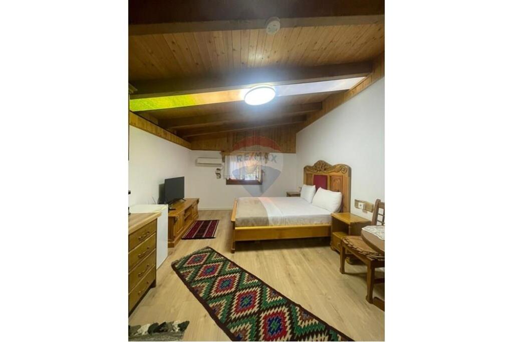 GARSIONJERE  PER QIRA, BULEVARDI ZHAN D'ARK!