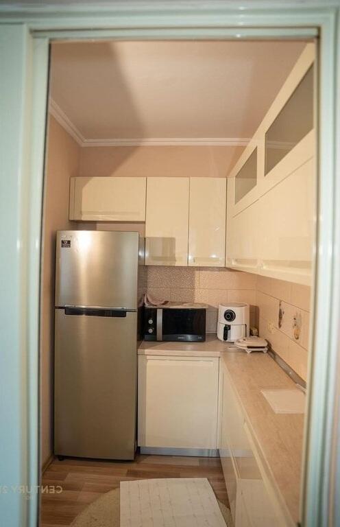 Apartament i mobiluar me qera në Rrugën Irfan Tomini, pranë Unazës së Vogël
