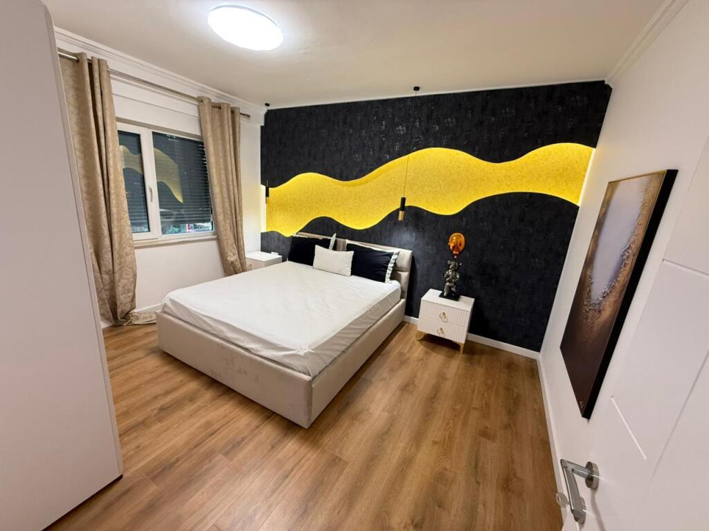 Shitet apartament  2+1 Liqeni i thate tirane  Kati 3 me ashensor jo malore Sip 110 m2  Cmimi 250 mije euro