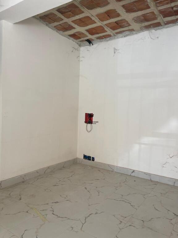 NEGOZIO IN AFFITTO 103M2 CENTRO 1.400 EURO