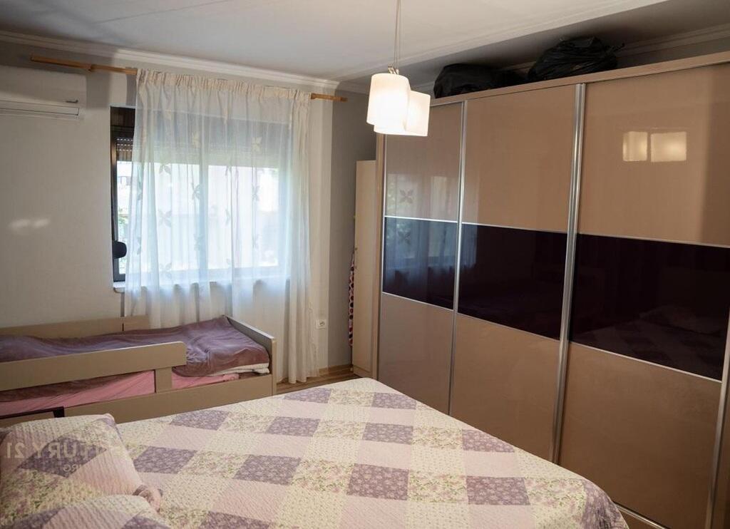 Apartament i mobiluar me qera në Rrugën Irfan Tomini, pranë Unazës së Vogël