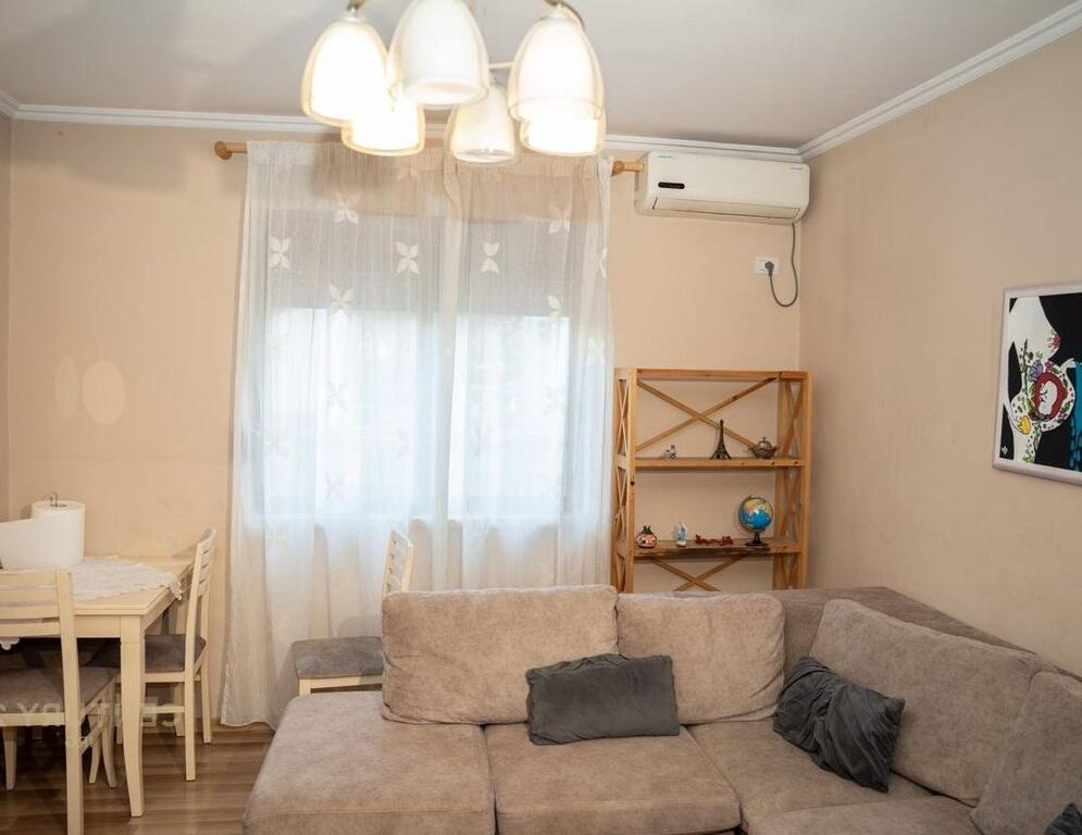 Apartament i mobiluar me qera në Rrugën Irfan Tomini, pranë Unazës së Vogël