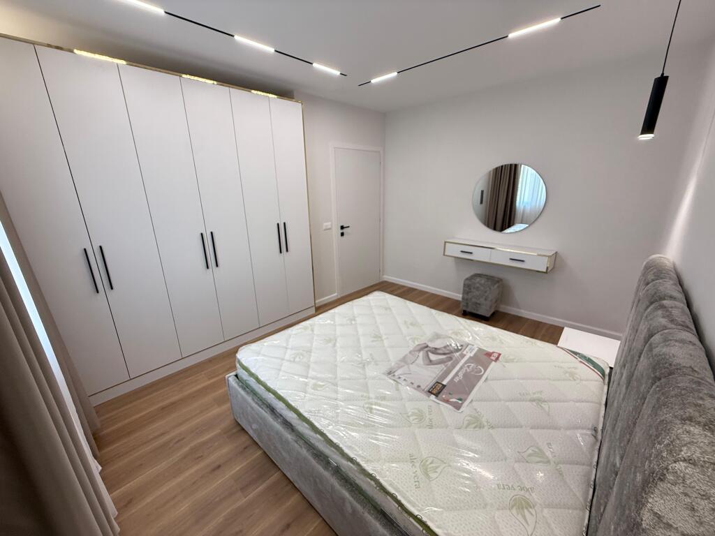 ✨ Occasion ✨ 🏡 Apartment 2+1 with veranda for sale 📍 Kinostudio – Rr. Myslym Keta, Tirana  📐 80 m² | 🛋️ Modern &amp; luxury furnishing (uninhabited) 🛁 Bathroom with window | 🌅 Panoramic veranda 🏗️ 5th floor (last) – insulated slab, red brick building (no elevator) 🔨 Renovated &amp; invested in details | East–West orientation 🏦 Possibility to buy with bank credit  💶 Price: 115,000 € (from 125,000 €) also with bank credit 🌅 Orientation: East – West with open view  💶 Price: 125,000 €