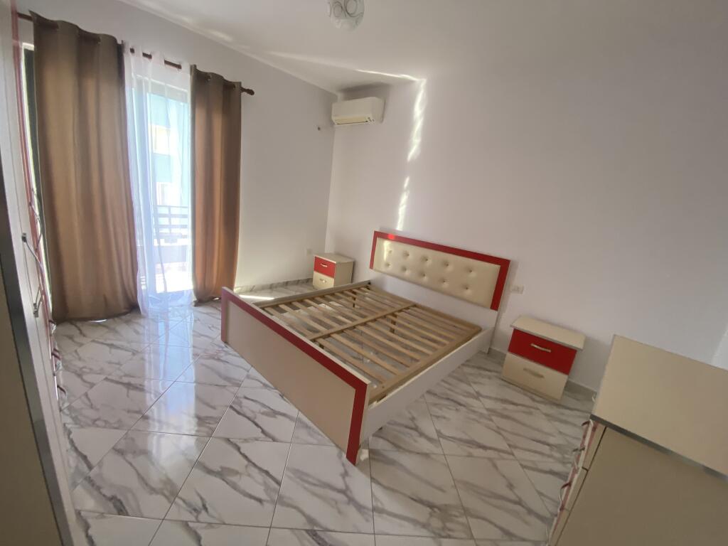 2+1,imobiluar ne yzberisht,te unik bar,cmimi 500 euro
