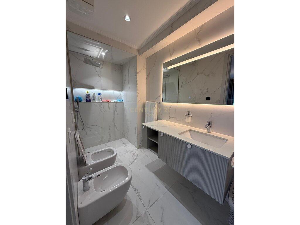 Vendiamo Super Appartamento 2+1+2 Insieme a 2 garage Vicino alla scuola 'Qemal Mici' 205.000 €