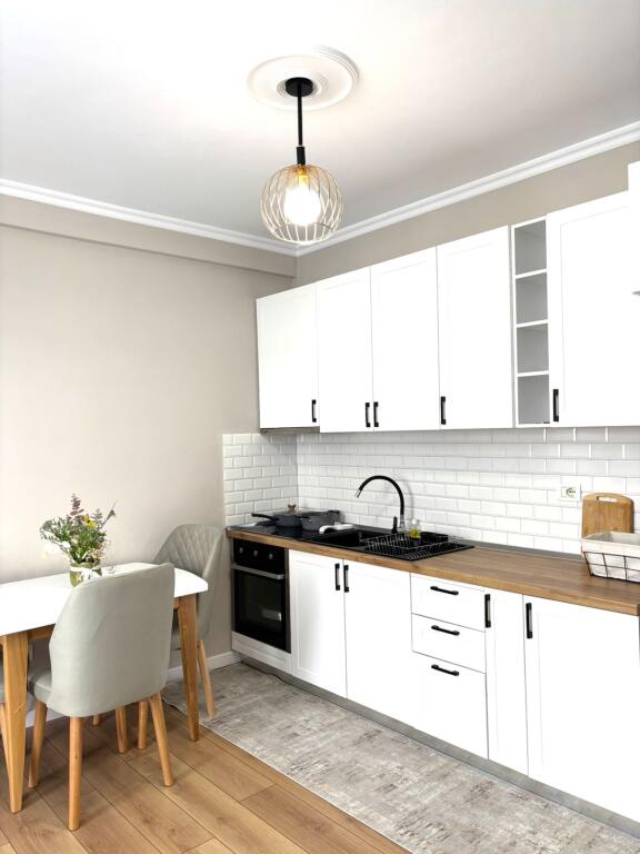 Ofrohet me qira apartament 1+1 ne astir