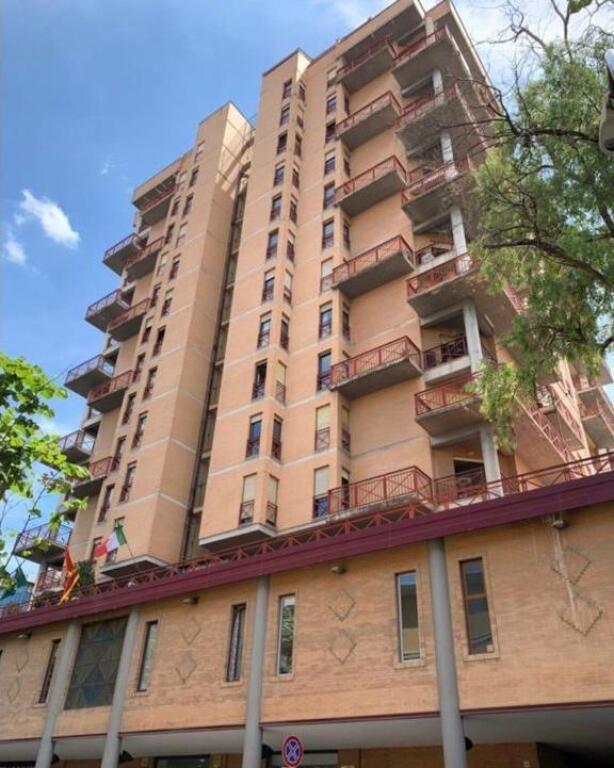 ZYRE ME QERA 80M2 QENDER 2.000 EURO