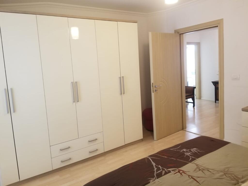 Jepet apartament 2+1 me qera ne Bllok tek Pallatet Agimi