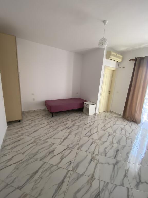 2+1,imobiluar ne yzberisht,te unik bar,cmimi 500 euro